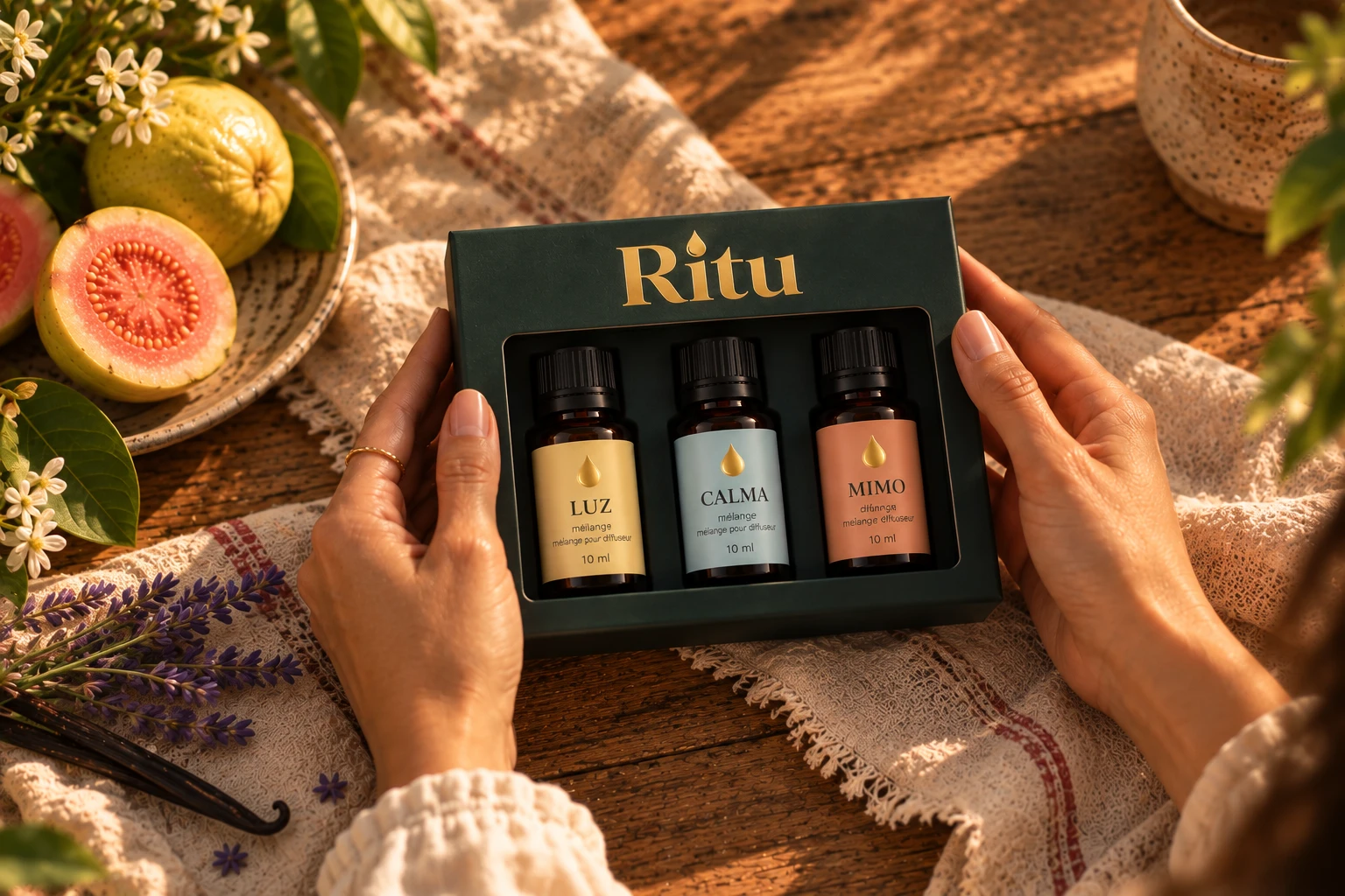 Deux mains ouvrent le Coffret Découverte RITU